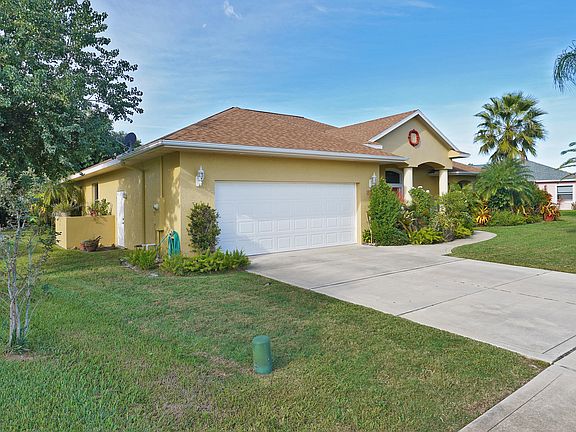 3rd image of 557 Carmel Dr