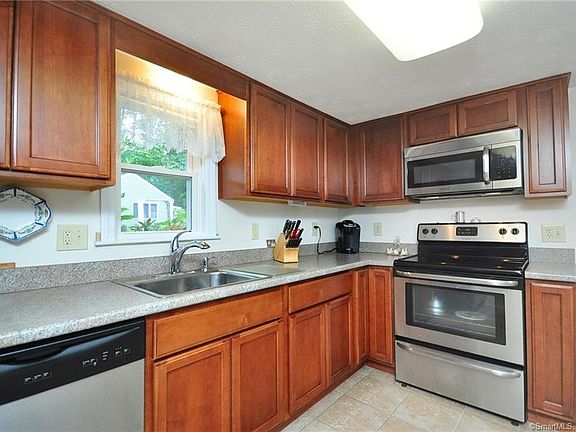5th image of 76 Knollwood Dr