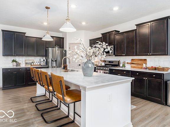 3rd image of 561 Riviera Pl