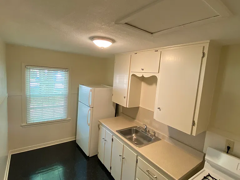 210 S Flood Ave — Photo 4