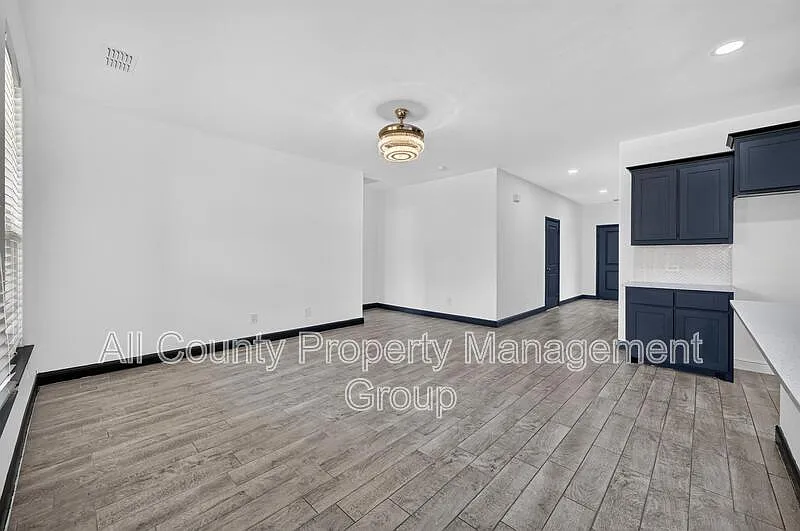 4 bed, 3.0 bath, 2366 sqft, $2,450 — Photo 4