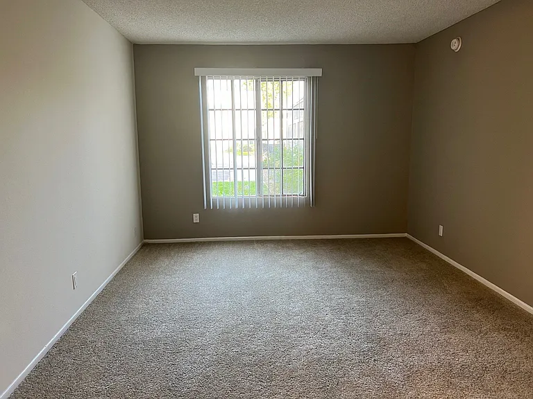 Versailles on the Lake Apartments — Photo 141