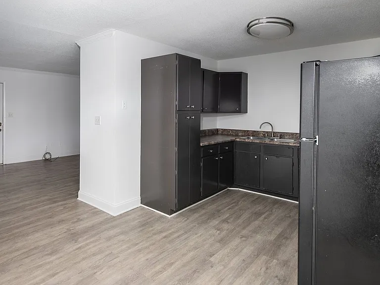 5th Avenue Apartments — Photo 40