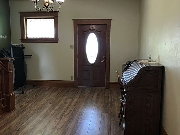 5th image of 402 Chestnut St