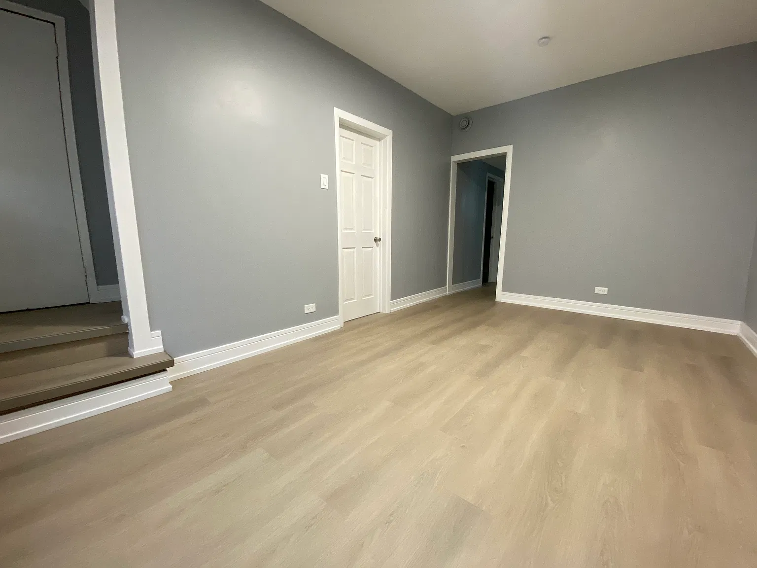 3 bed, 1000 sqft, $2,200 — Photo 2