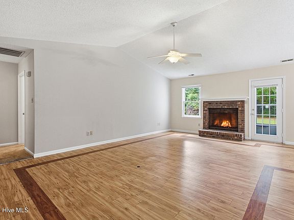 4th image of 207 Forest Oaks Drive