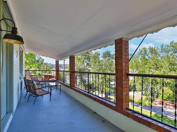 3rd image of 207 Peek St