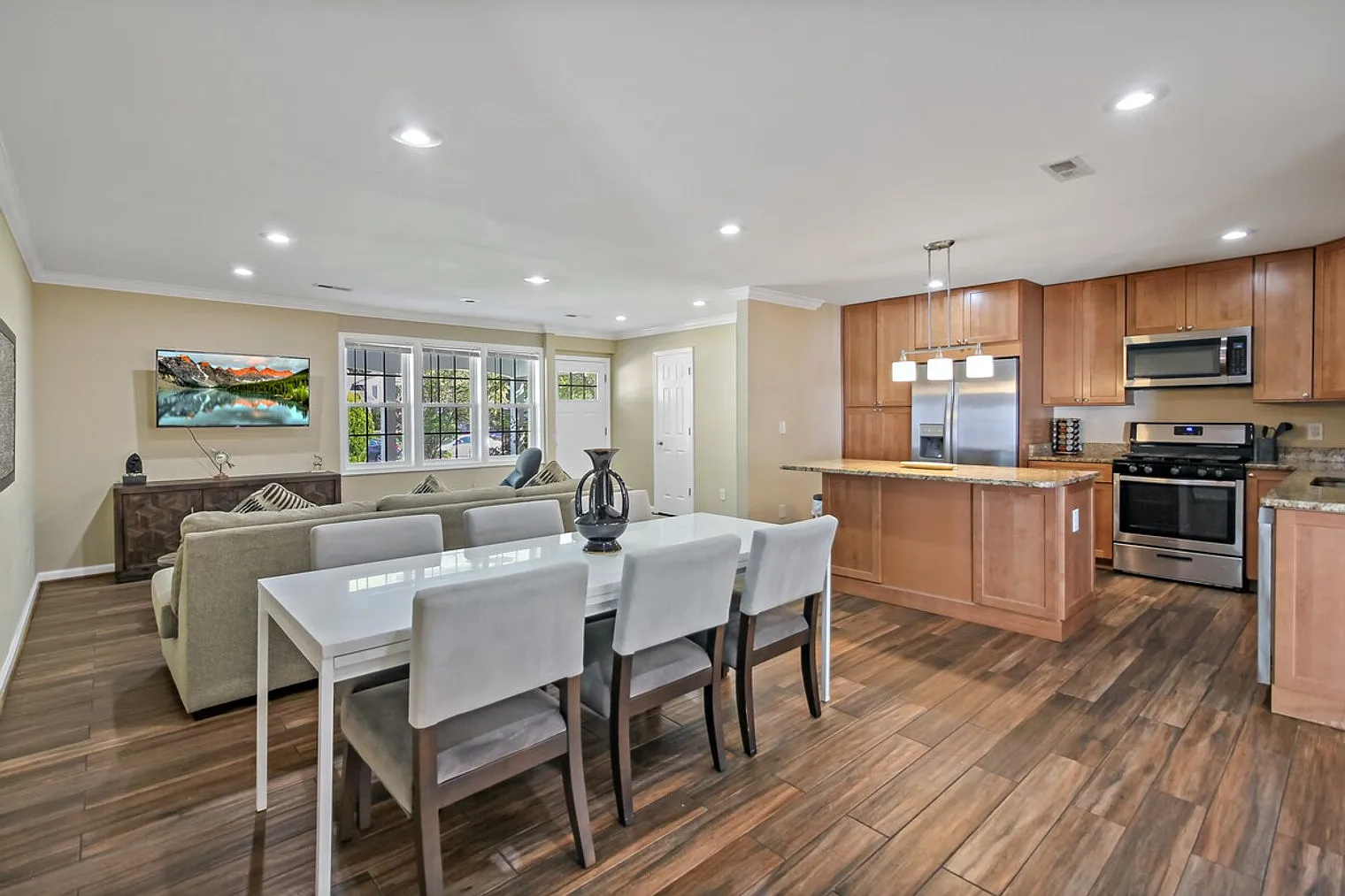 5 bed, 4.5 bath, $8,646 — Photo 4