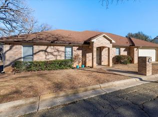 5830 Chimney Wood Cir, Fort Worth, TX 76112