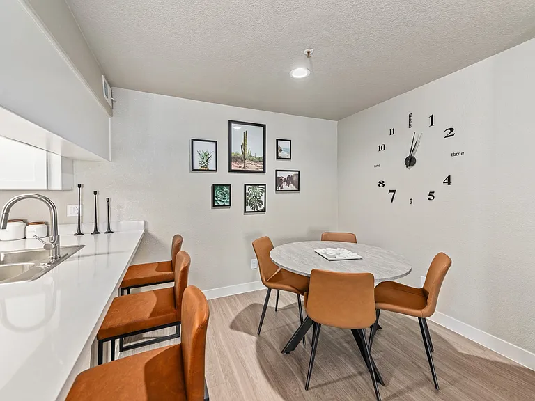 Villa Montana Apartments — Photo 10