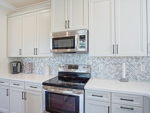 5th image of 10700 SW Southgate Court