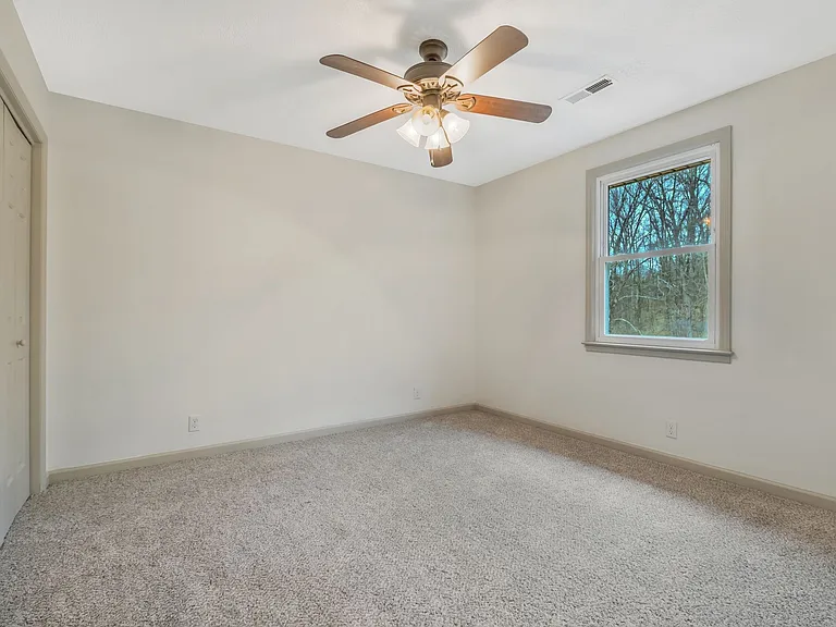 115 Pascal Dr — Photo 9