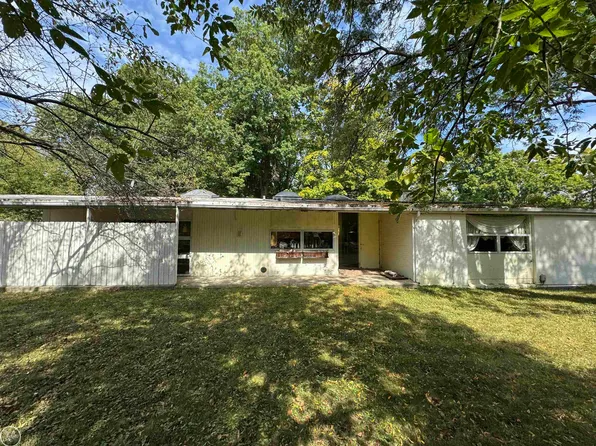 28569 River Crest Dr, Southfield, MI 48034