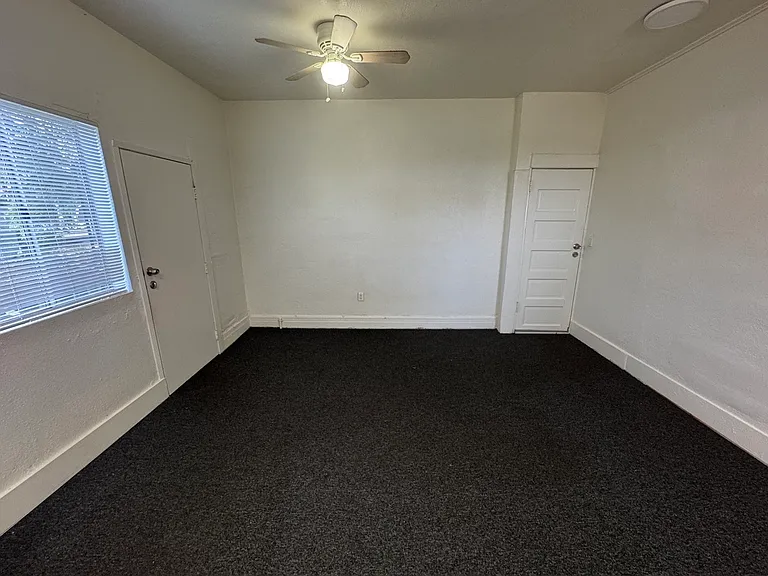 127 N Burlington Ave #C — Photo 11