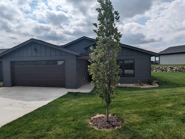 3905 Dorothys Ln, Spirit Lake, IA 51360