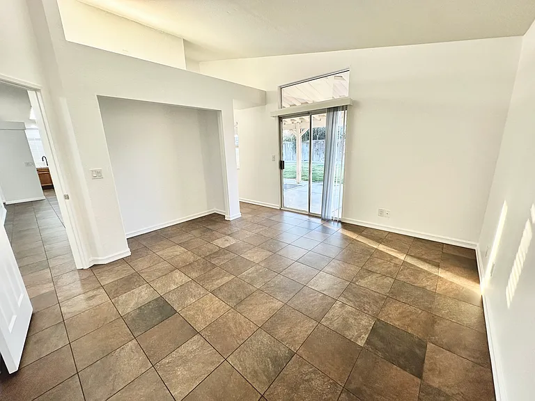 3060 Christina St — Photo 8