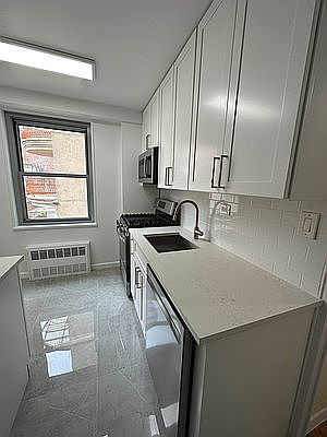3rd image of 250 E 63rd St #4C