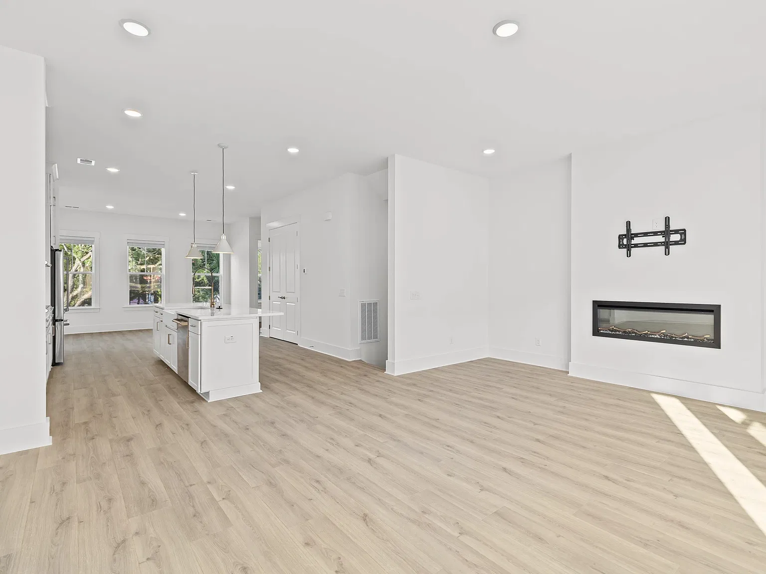 3 bed, 2.5 bath, 2382 sqft, $6,900 — Photo 3