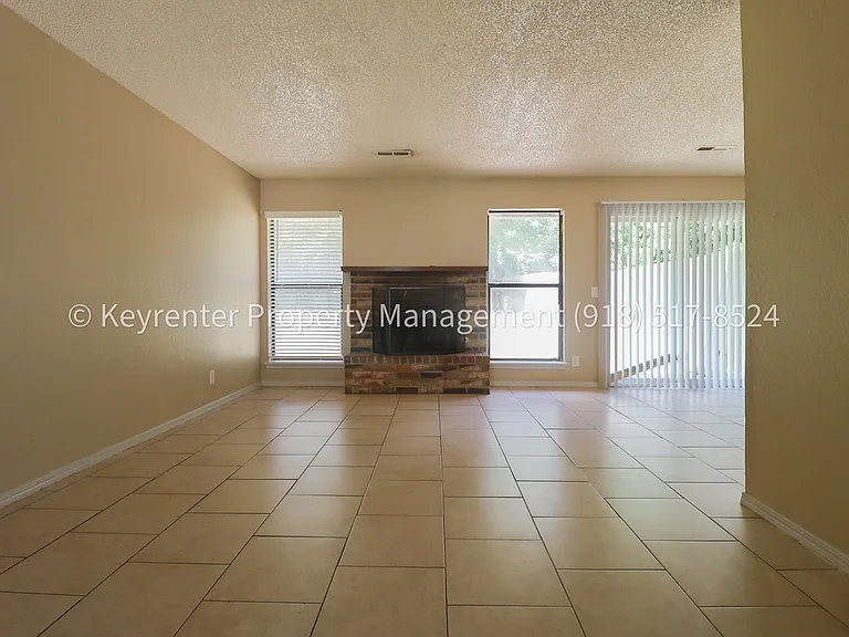 4902 S Gum Ave — Photo 50