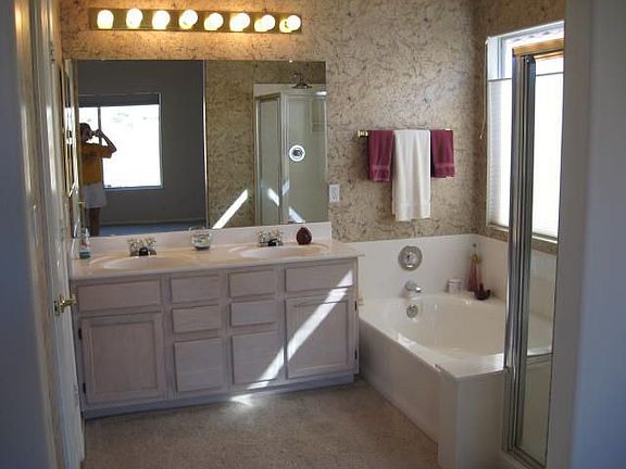 Master Bath w/Seperate shower and garden tub