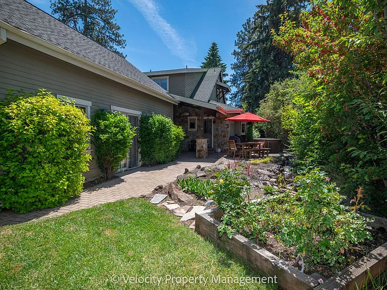 1374 NW Kingston Ave — Photo 38