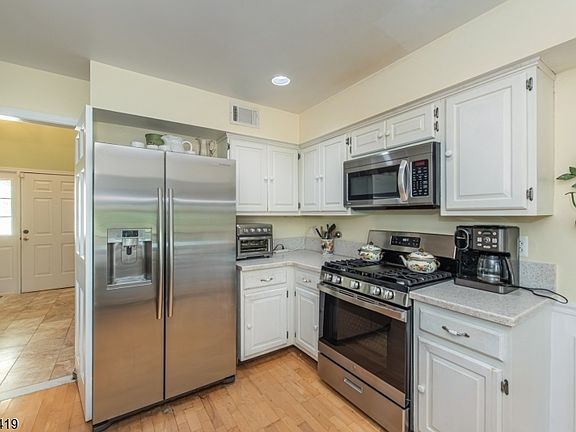 2nd image of 8 Birdseye Cir