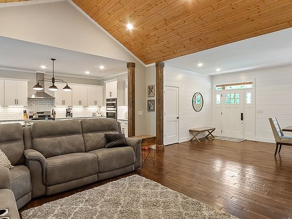 4th image of 3933 Oakmont Cir