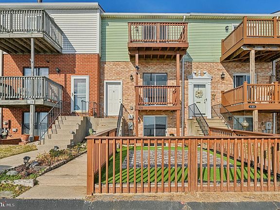 3rd image of 120 Villa Capri Cir