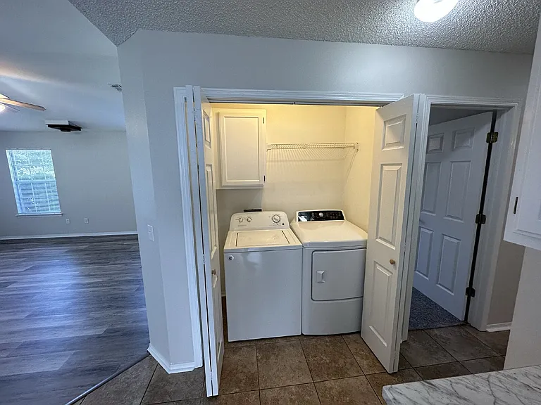 1306 Crescent St — Photo 12