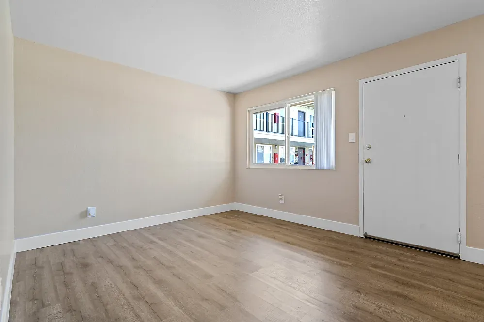 Royal Gardens Apartments — Photo 4