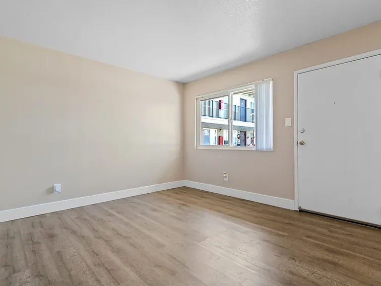 Royal Gardens Apartments — Photo 4