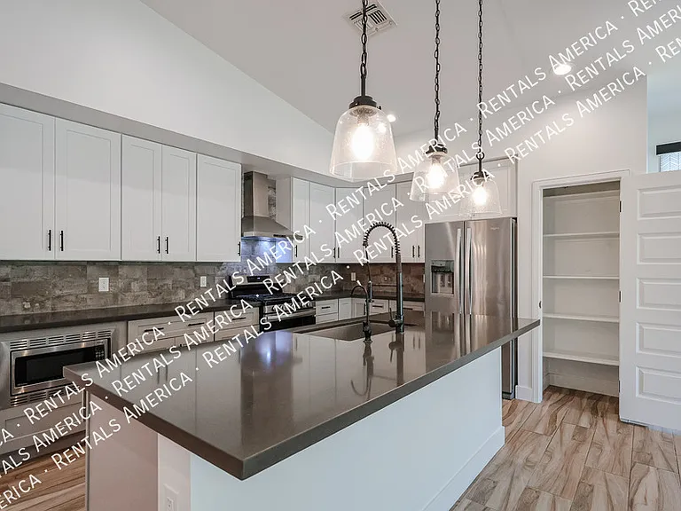 2418 E Amelia Ave — Photo 11