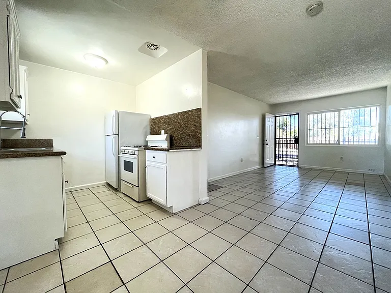 RV T 1594 B&C Sepulveda Ave — Photo 10