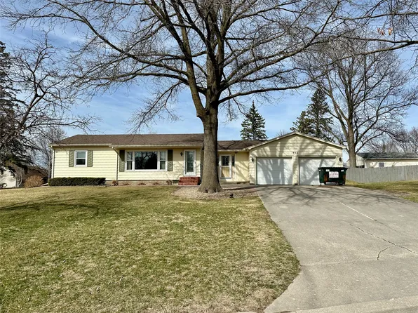 902 S 10th Ave E, Newton, IA 50208