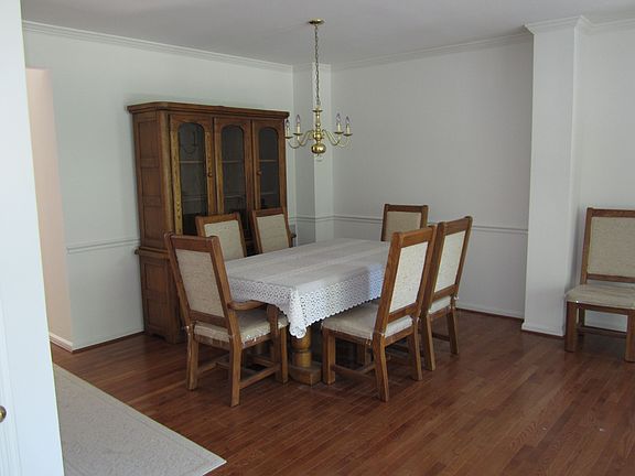 3rd image of 4744 Thornbury Dr