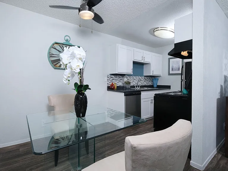 Fifteen 50 Apartments - Dining Area and Kitchen