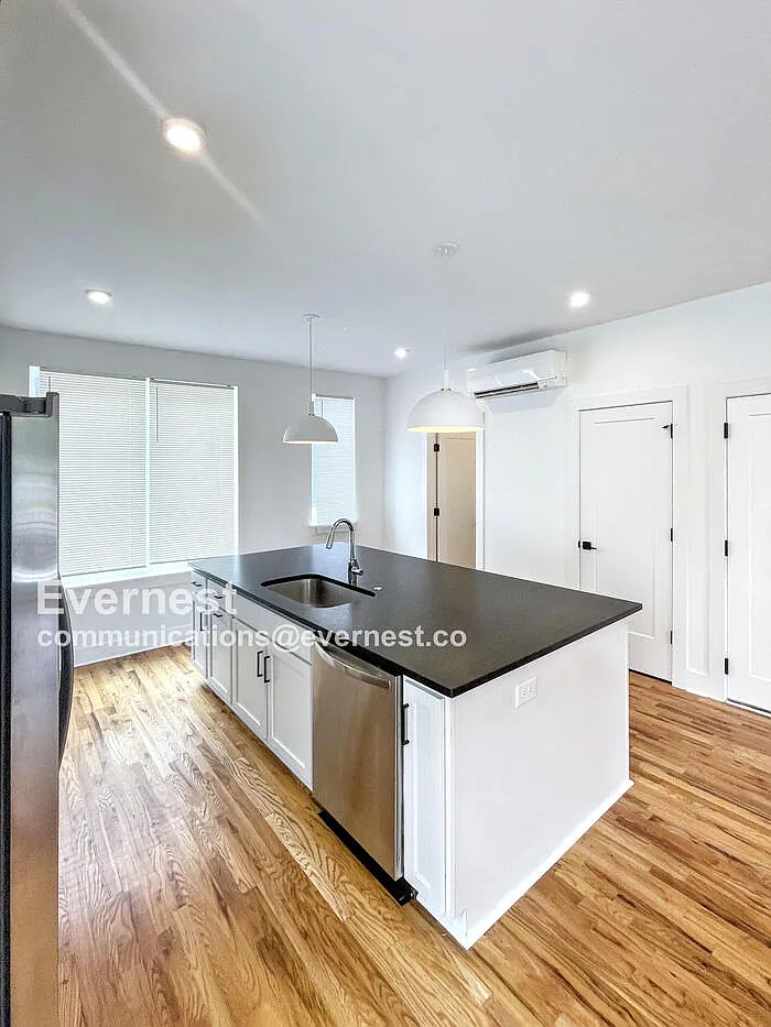 3 bed, 2.5 bath, 1703 sqft, $2,345 — Photo 4