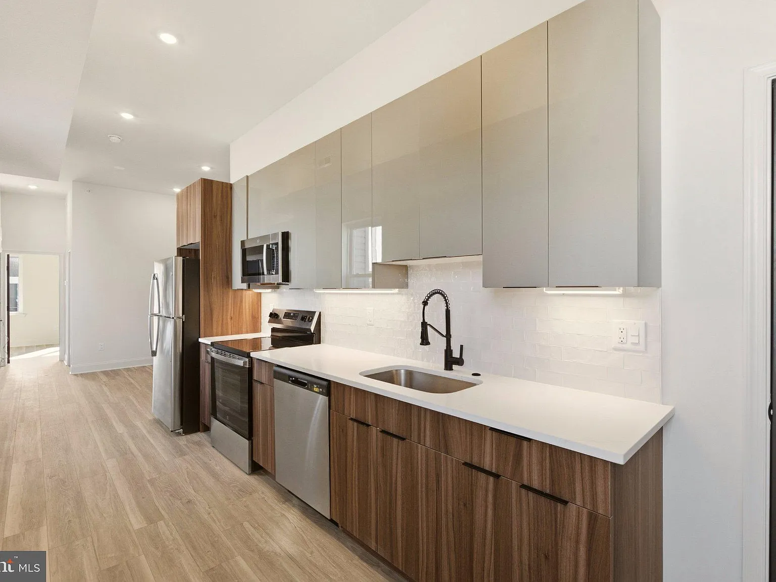 2 bed, 1.0 bath, 1250 sqft, $1,900 — Photo 4