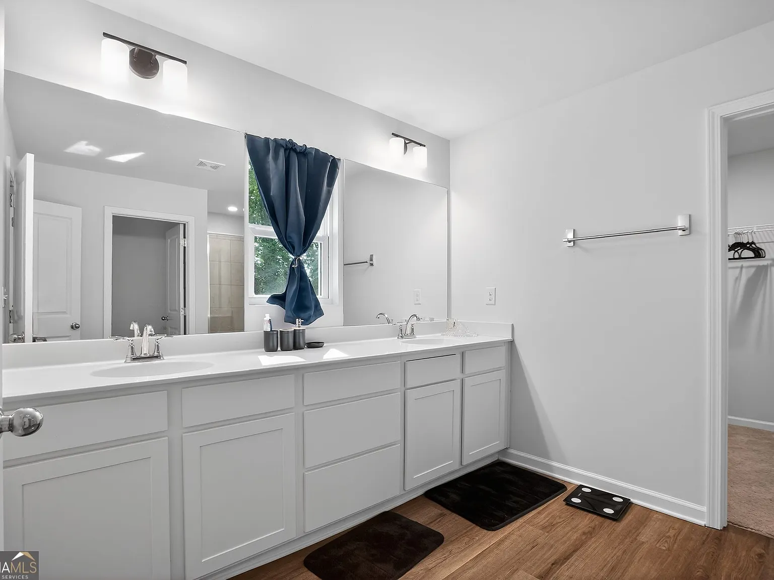 4 bed, 2.5 bath, 2000 sqft, $3,040 — Photo 3