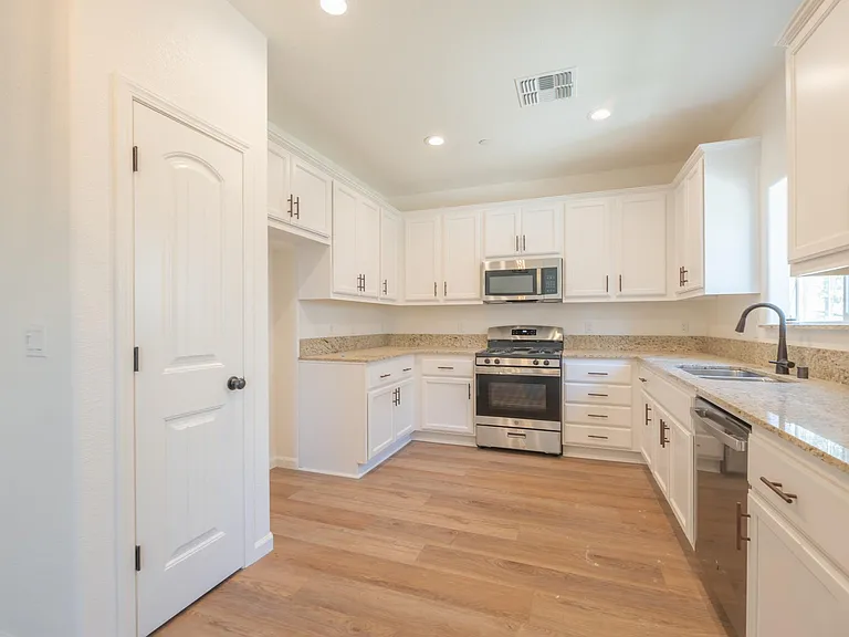 5032 Palisade Ave — Photo 5