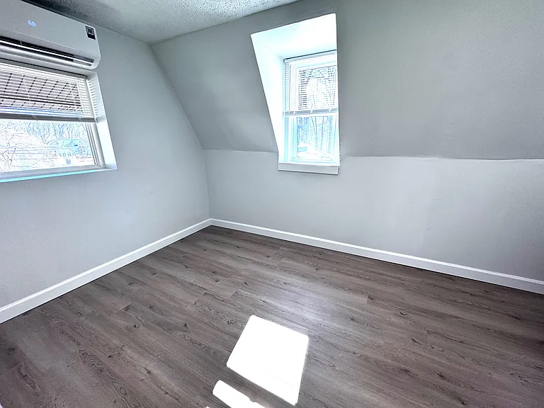1731 W 8th St — Photo 16