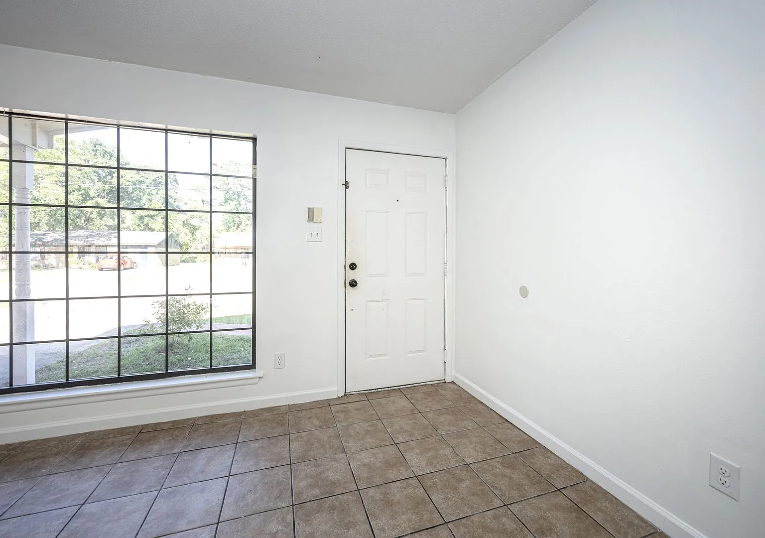 3 Bed 2 Bath home in Moss Point — Photo 2