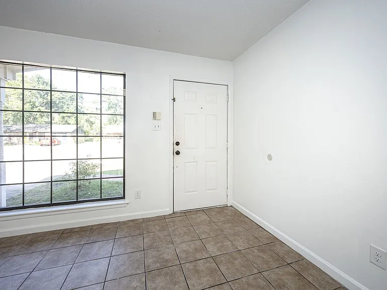 5612 Rose Dr — Photo 2