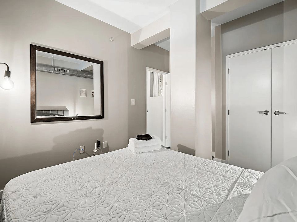 1st image of 1211 W 9th St #105
