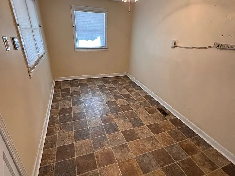 118 W Stephens St — Photo 5