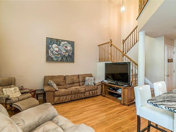 3rd image of 204 Wellington Park Dr