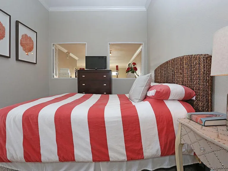 The Oceanfront Galveston Apartments — Photo 26