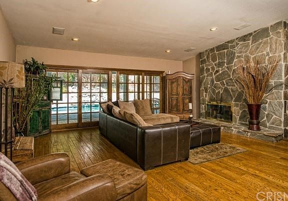3rd image of 23763 Clarendon St
