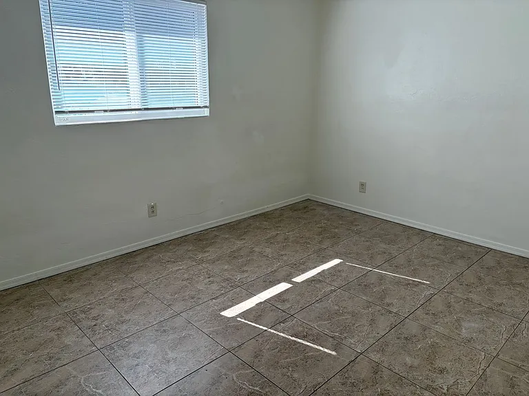 3221 E Linden St — Photo 23