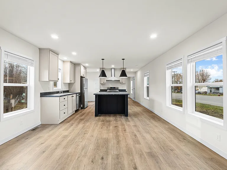 653 W 9th Ave — Photo 5